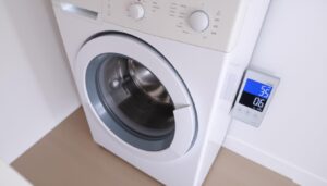 Pralka automatyczna z widoczną wagą na wyświetlaczu elektronicznej wagi